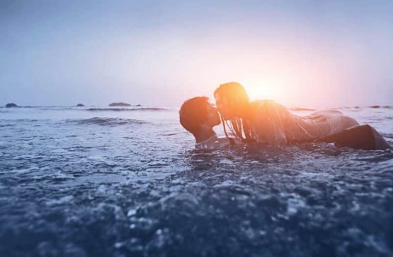 couple amour sexe dans l'eau de mer