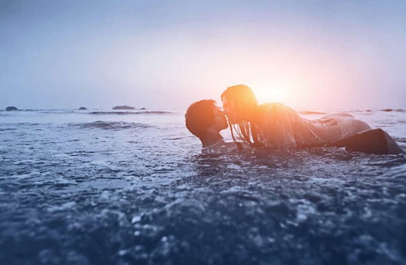 couple amour sexe dans l'eau de mer