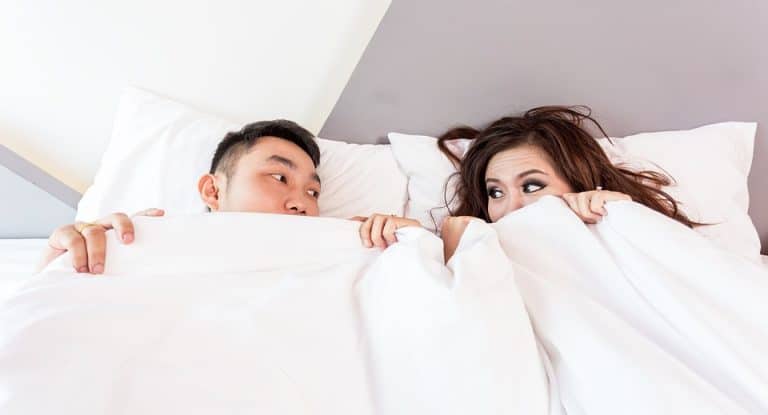 couple sous la couette amour sexe