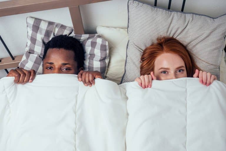 couple lit sexe sexualité complicité sous les draps