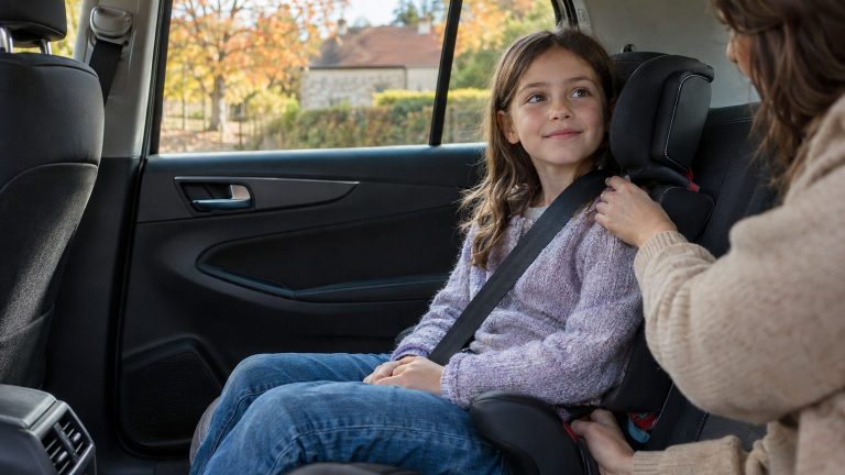 Rehausseur en voiture : jusqu'à quel âge et quelle taille, selon la loi
